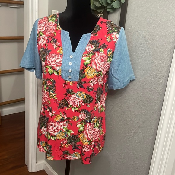 Tops - Color block short sleeve shirt with denim and floral print